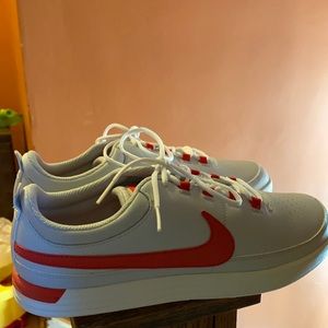 Women’s golf shoes